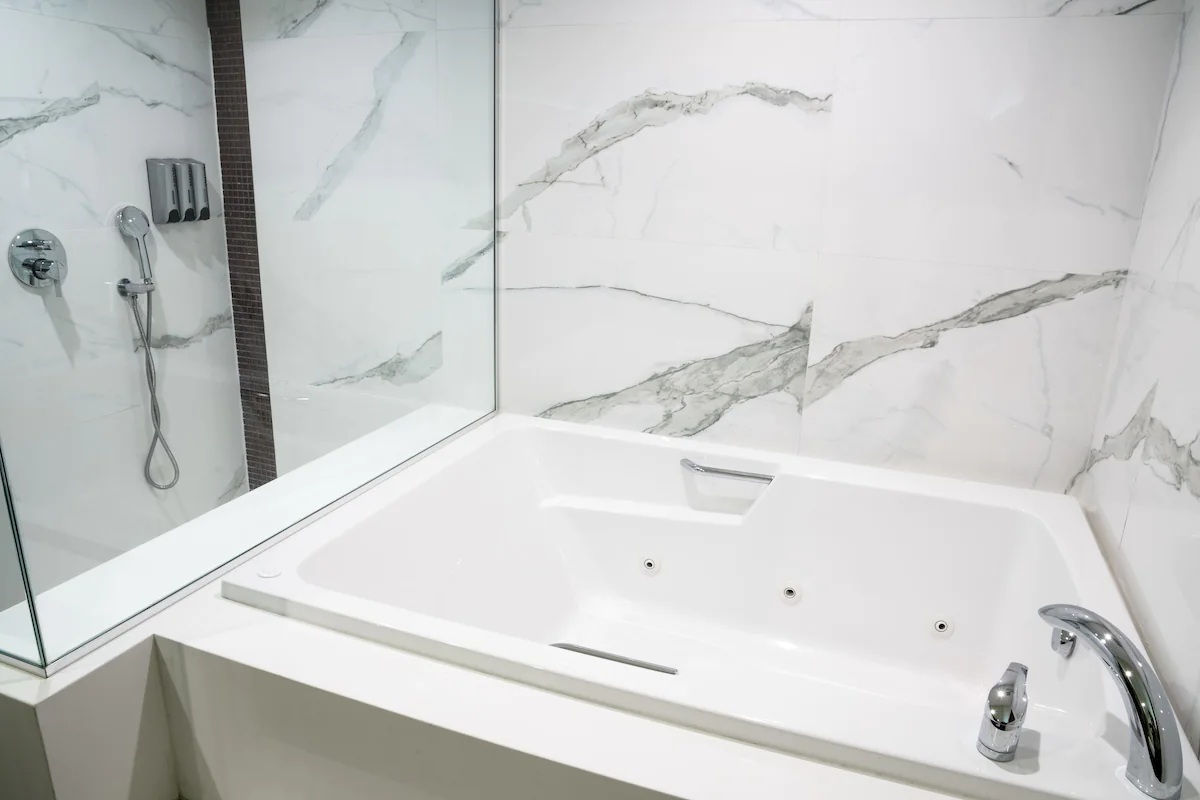 Hotel Xilo Glendale jetted tub