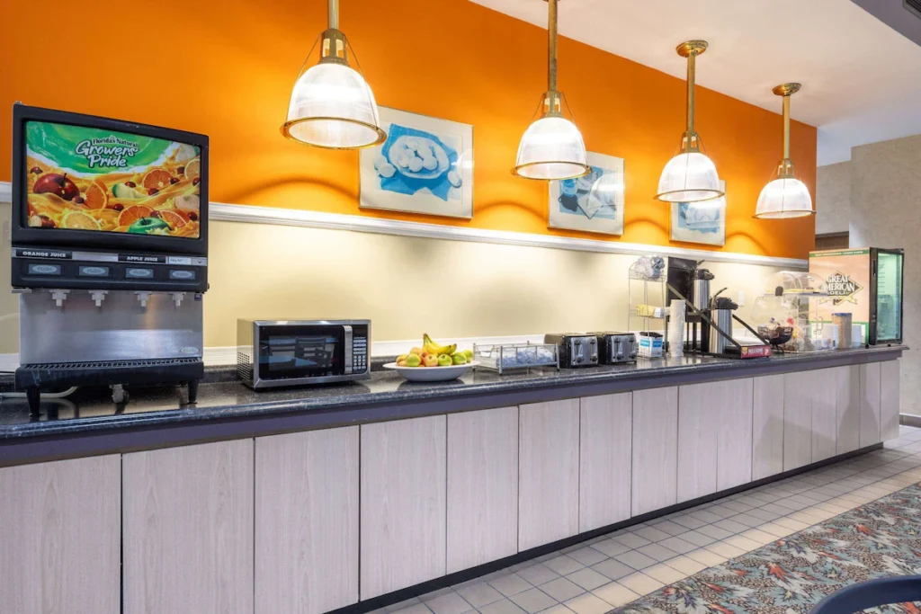 Howard Johnson Hotel & Conference Center by Wyndham Salem - Image 4