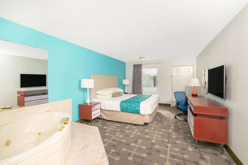 Howard Johnson by Wyndham Aiken - Image 4