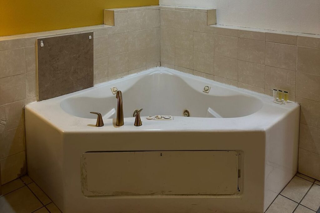 Howard Johnson by Wyndham Bakersfield - Image 1