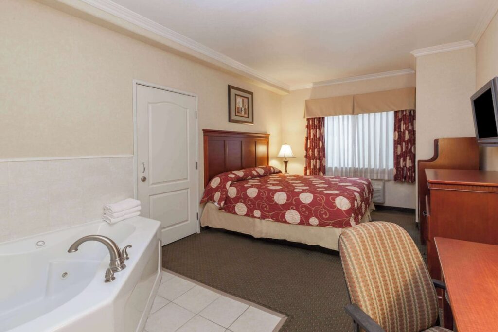 Howard Johnson by Wyndham Bakersfield - Image 4