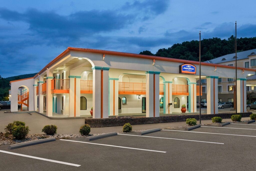 Howard Johnson by Wyndham Chattanooga Lookout Mountain I-24 - Image 2