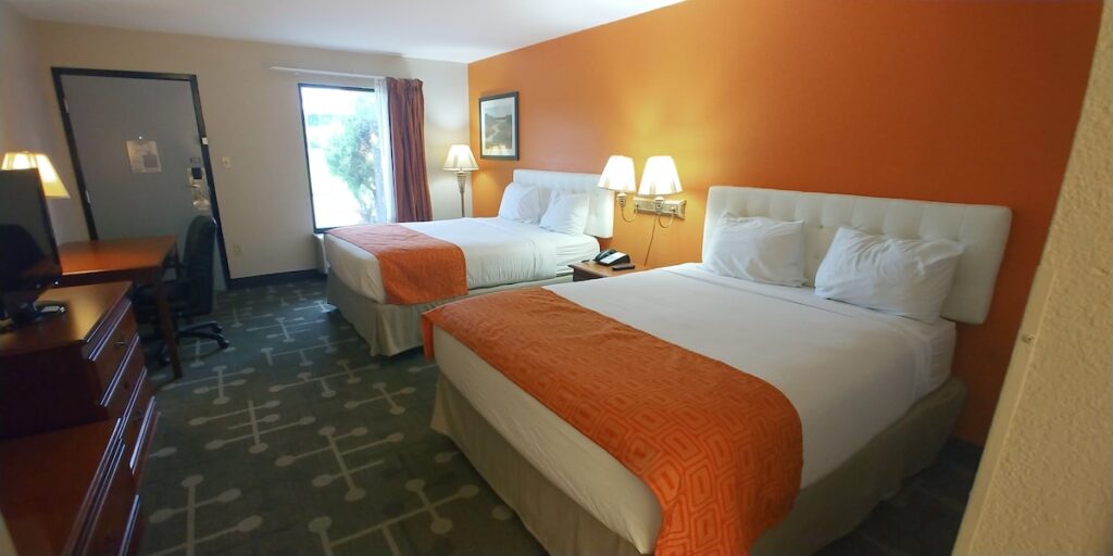 Howard Johnson by Wyndham Chattanooga Lookout Mountain I-24 - Image 4