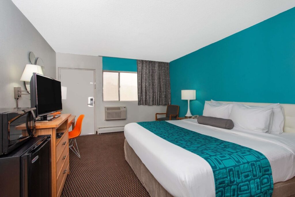 Howard Johnson by Wyndham Colorado Springs - Image 5