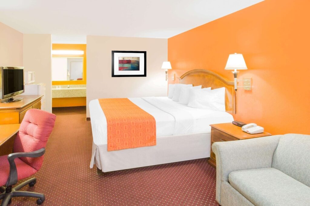 Howard Johnson by Wyndham Dothan - Image 2