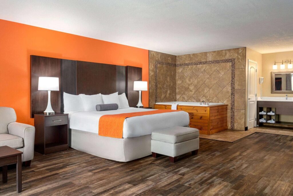 Howard Johnson by Wyndham Pigeon Forge - Image 2