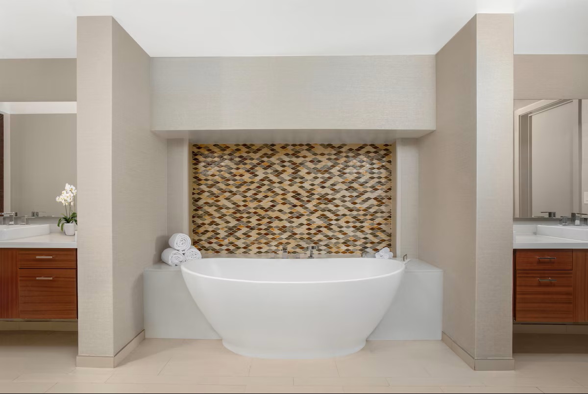 Hyatt Regency Maui Resort Spa deepsoaking tub