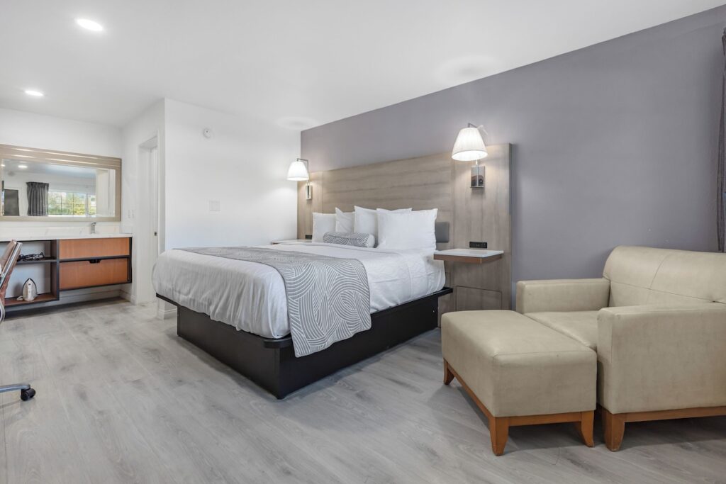 Inland Inn & Suites - Image 1