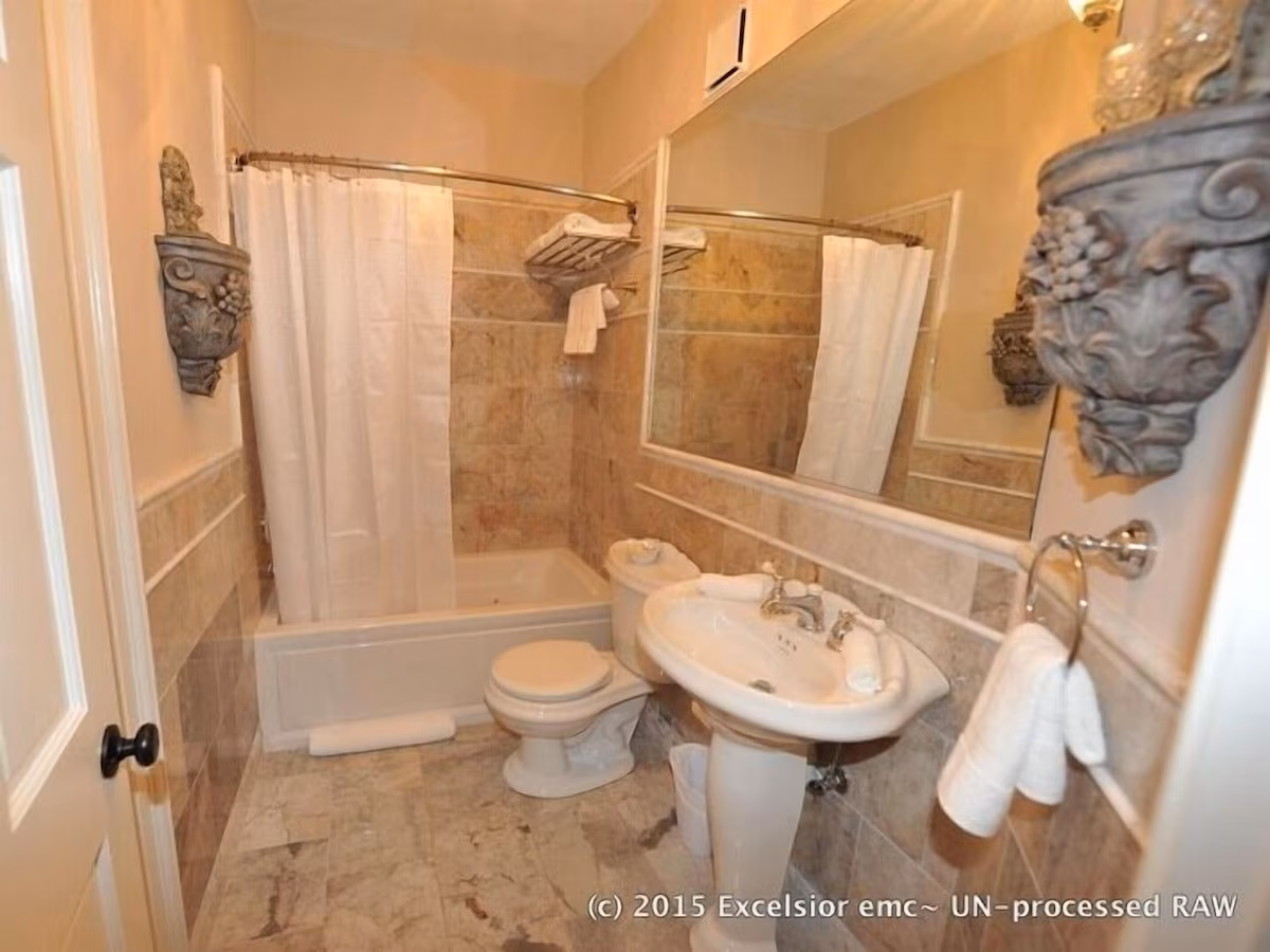 Inn at Springfield Manor tub