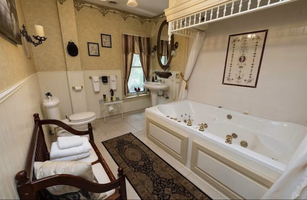 Iron Amethyst Inn Boutique Hotel - Image 3