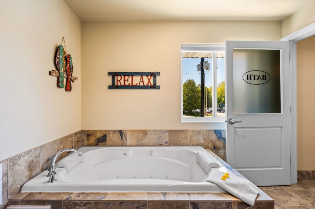 Julie’s Park Cafe and Motel - Image 1