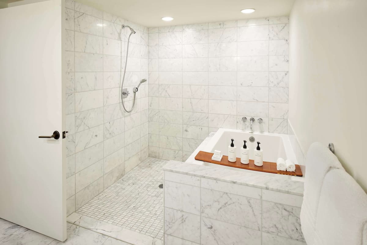Ka Lai Waikiki Beach LXR Hotels Resorts tub