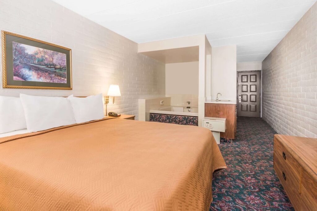 Knights Inn Dayton at Poe Ave - Image 4