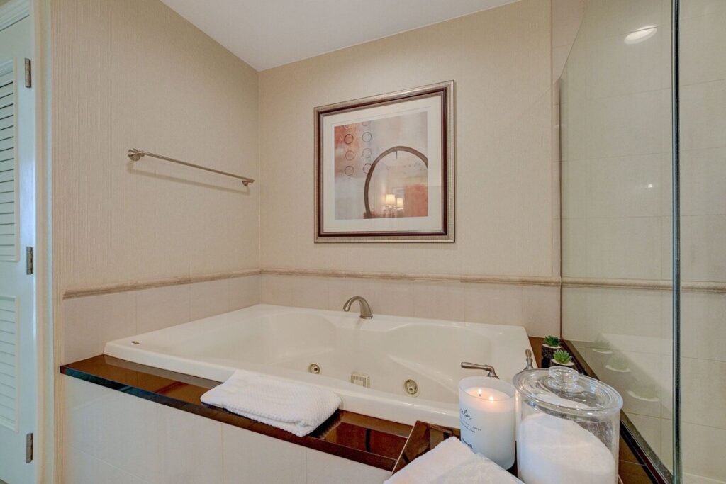 LUXE 702 MGM Signature 1 BR 2 BTH SUITE - Image 1