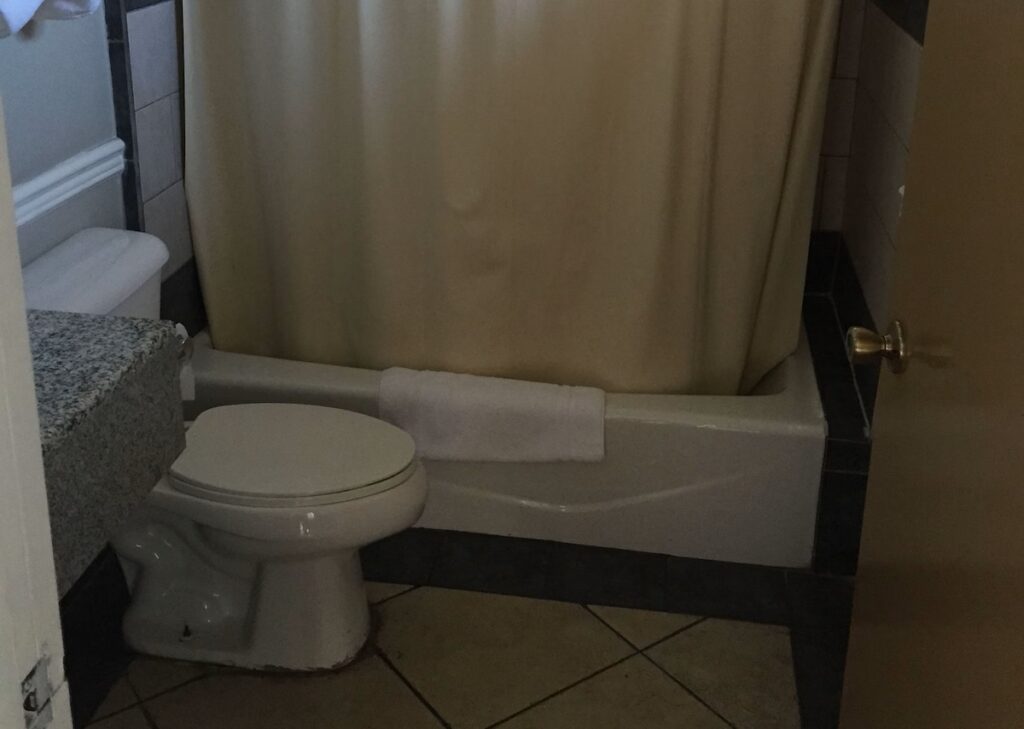 La Bonita Inn Motel - Image 1