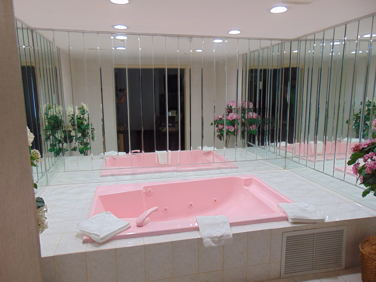 La Mirage Motor Inn - Image 1