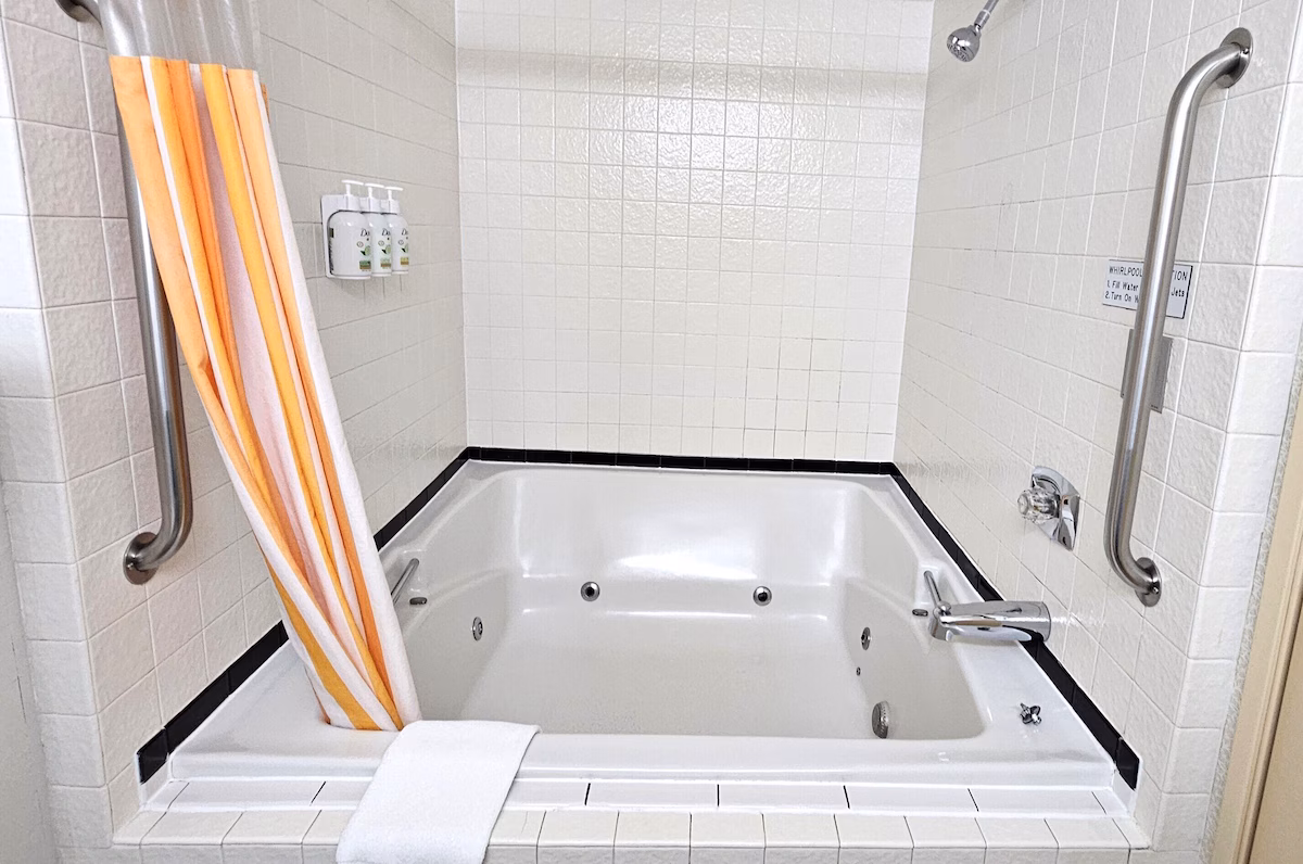 La Quinta Inn & Suites by Wyndham Appleton College Avenue - Image 1