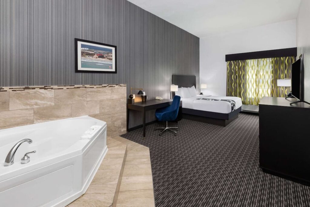 La Quinta Inn & Suites by Wyndham Austin – Cedar Park - Image 3
