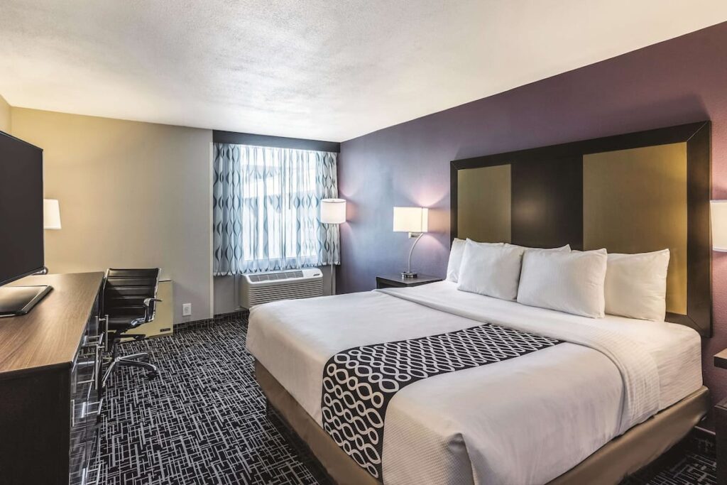 La Quinta Inn & Suites by Wyndham Colorado Springs North - Image 3