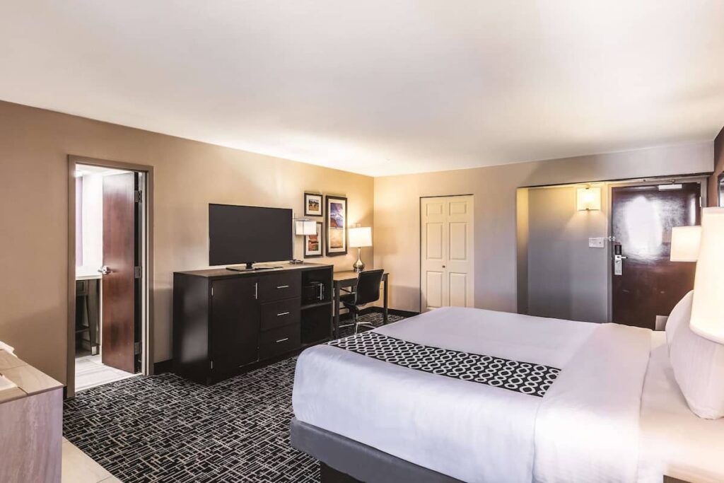 La Quinta Inn & Suites by Wyndham Colorado Springs North - Image 4