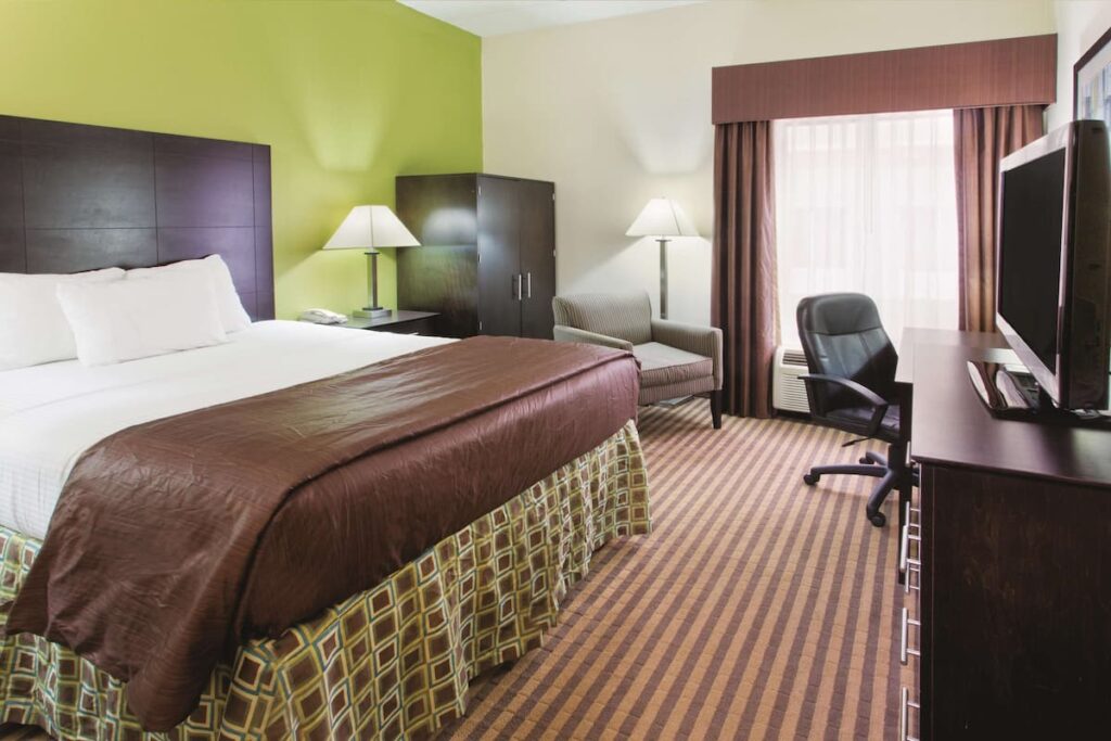 La Quinta Inn & Suites by Wyndham Columbus – Grove City - Image 1
