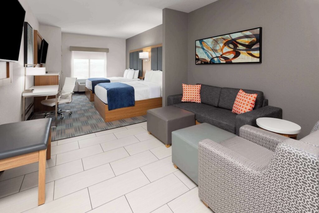 La Quinta Inn & Suites by Wyndham Coralville Iowa City - Image 2