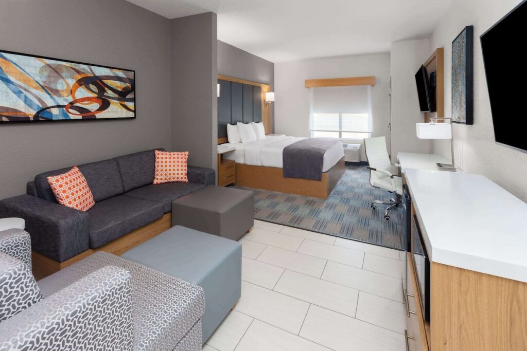 La Quinta Inn & Suites by Wyndham Coralville Iowa City - Image 3