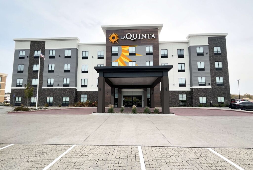 La Quinta Inn & Suites by Wyndham Coralville Iowa City - Image 4