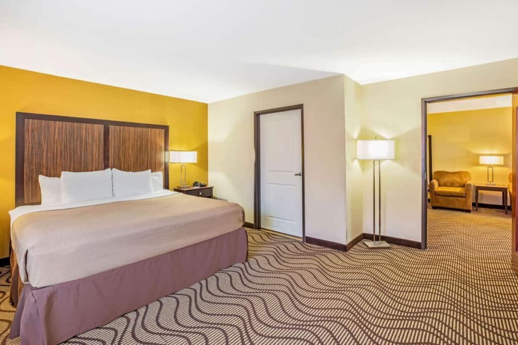 La Quinta Inn & Suites by Wyndham Floresville - Image 1