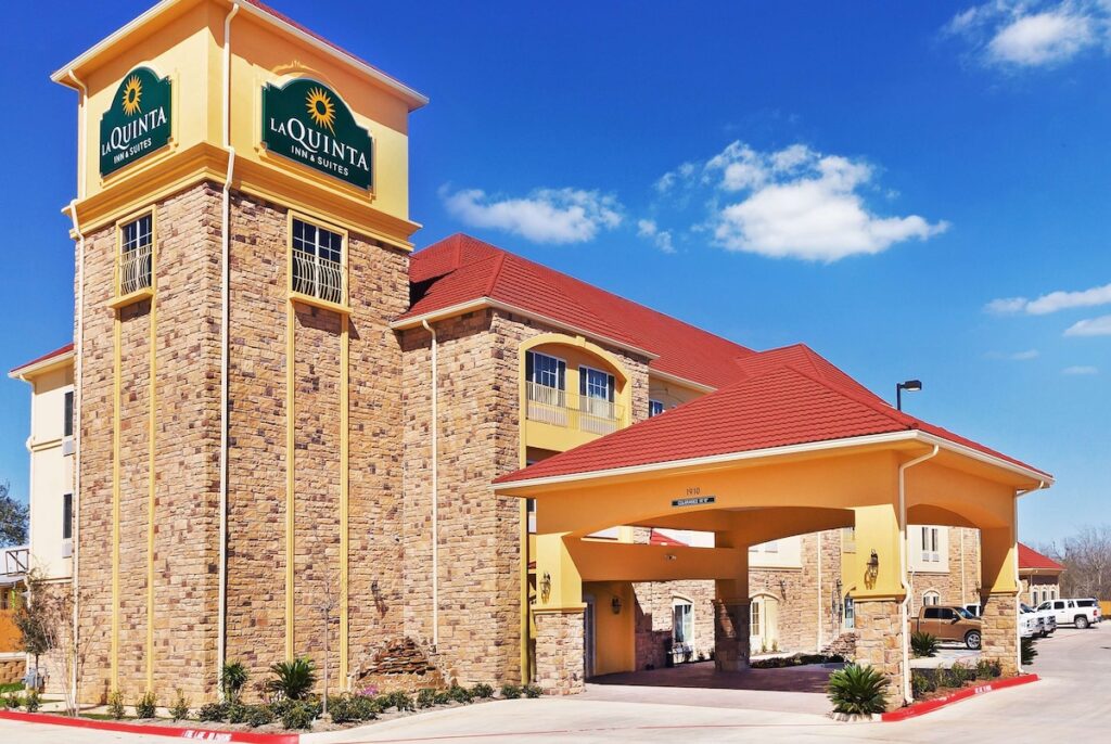 La Quinta Inn & Suites by Wyndham Floresville - Image 5