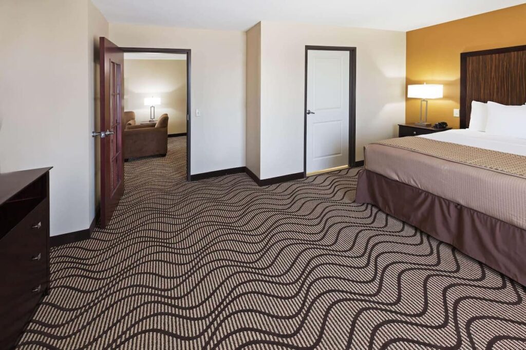 La Quinta Inn & Suites by Wyndham Floresville - Image 4