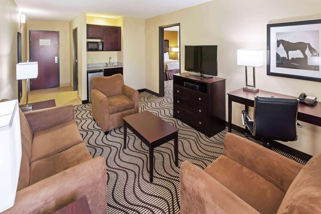 La Quinta Inn & Suites by Wyndham Floresville - Image 3