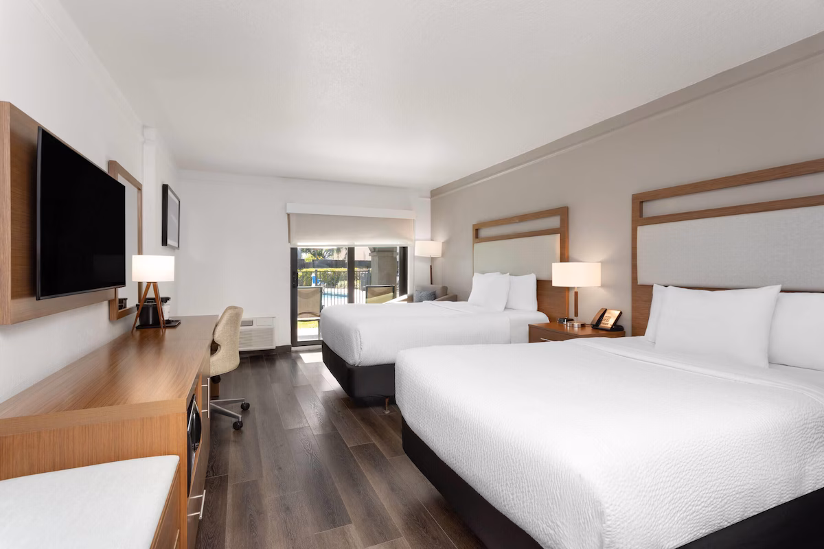 La Quinta Inn & Suites by Wyndham Ft Lauderdale Cypress Cr - Image 3