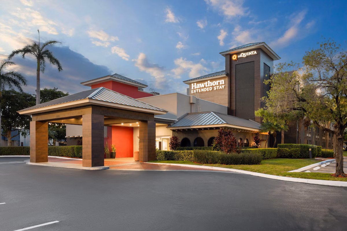 La Quinta Inn & Suites by Wyndham Ft Lauderdale Cypress Cr - Image 2