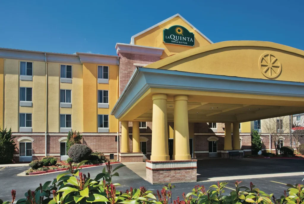 La Quinta Inn & Suites by Wyndham Hot Springs - Image 2