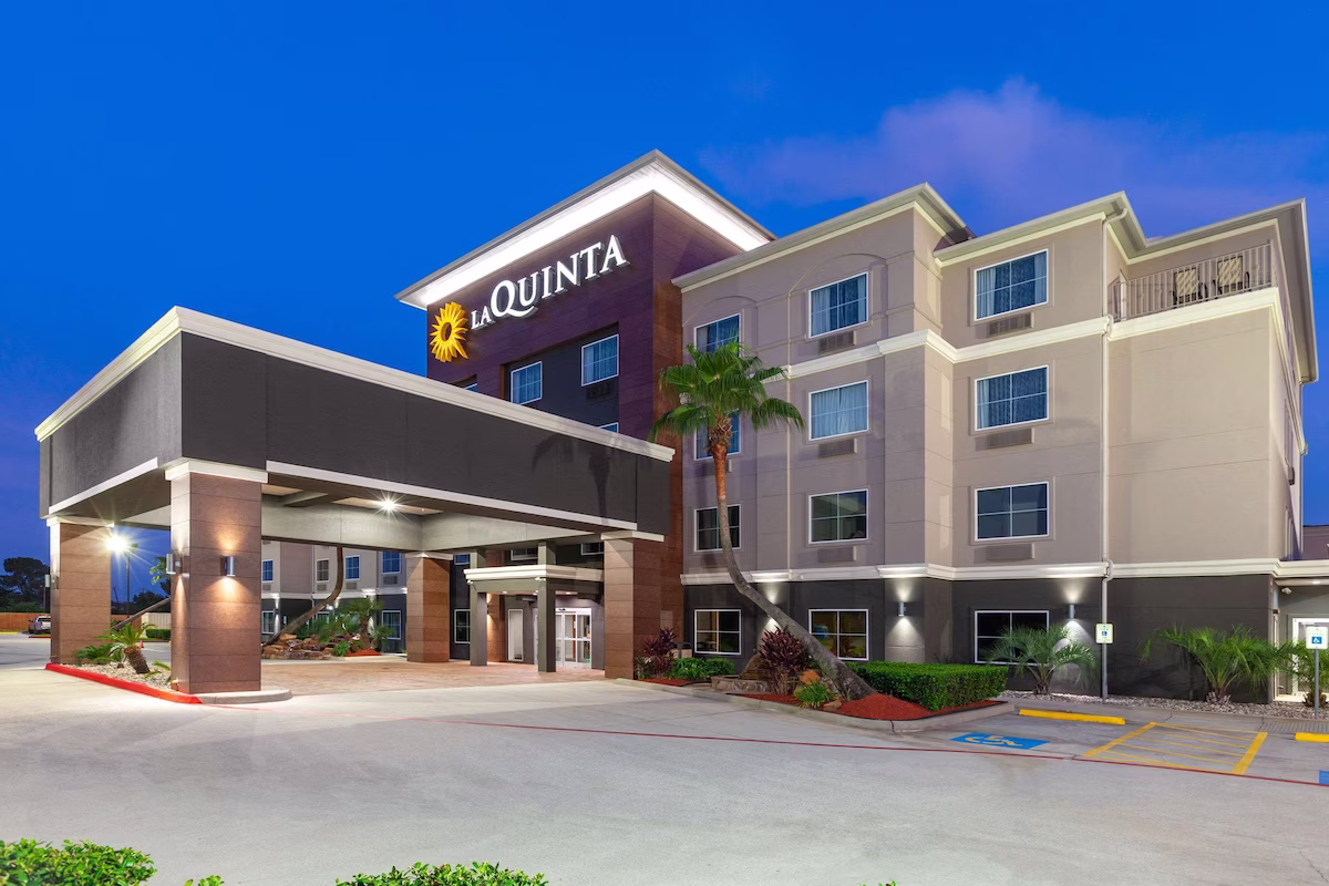 La Quinta Inn & Suites by Wyndham Houston Channelview - Image 3