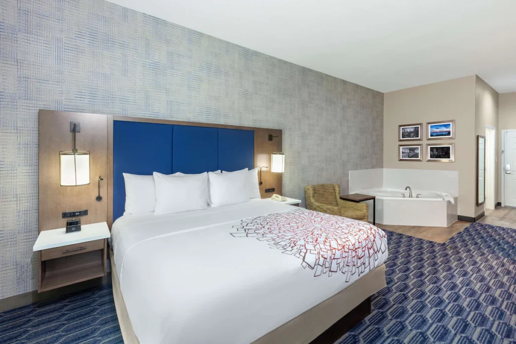 La Quinta Inn & Suites by Wyndham Houston Channelview - Image 1