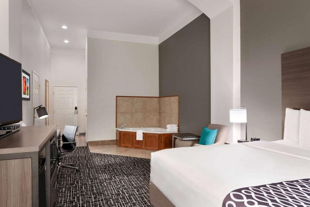 La Quinta Inn & Suites by Wyndham I-20 Longview South - Image 1