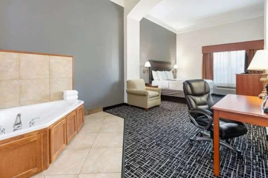 La Quinta Inn & Suites by Wyndham I-20 Longview South - Image 3