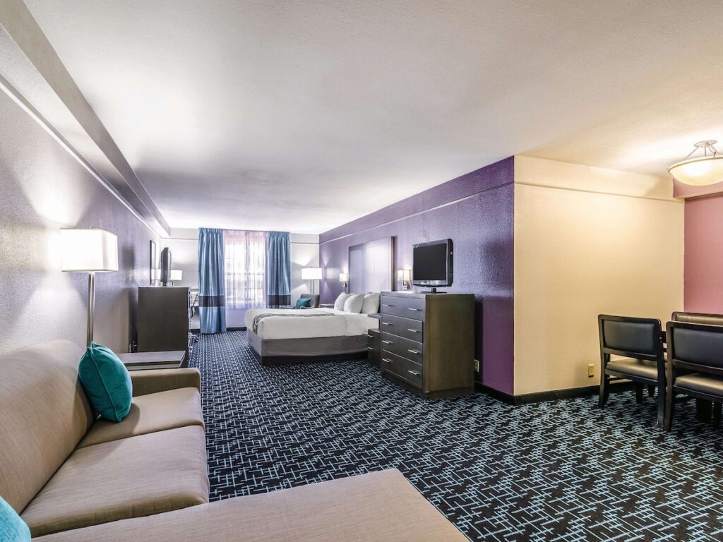 La Quinta Inn & Suites by Wyndham Kansas City Airport - Image 2