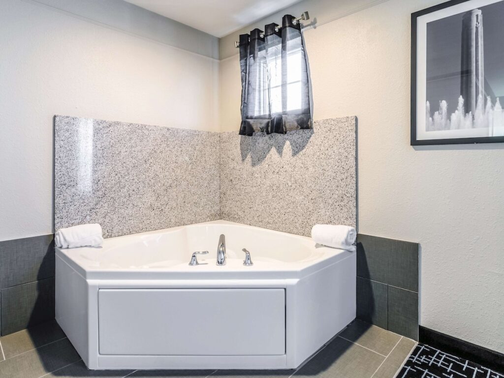 La Quinta Inn & Suites by Wyndham Kansas City Airport - Image 1