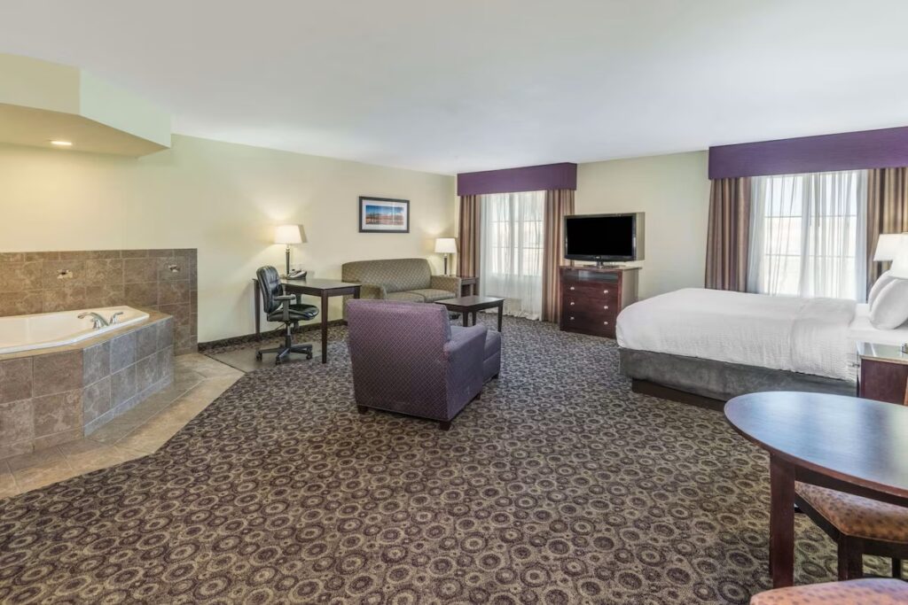 La Quinta Inn & Suites by Wyndham Las Vegas Airport South - Image 1
