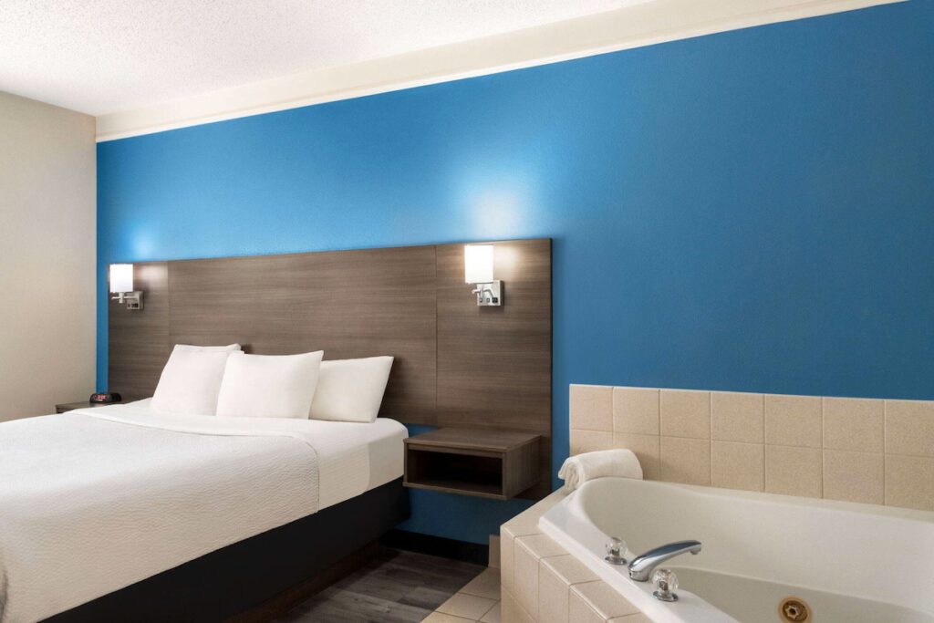 La Quinta Inn & Suites by Wyndham Madison American Center - Image 3