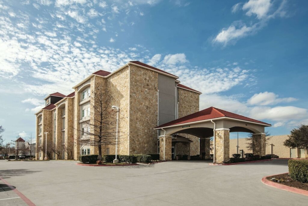 La Quinta Inn & Suites by Wyndham Mansfield TX - Image 5