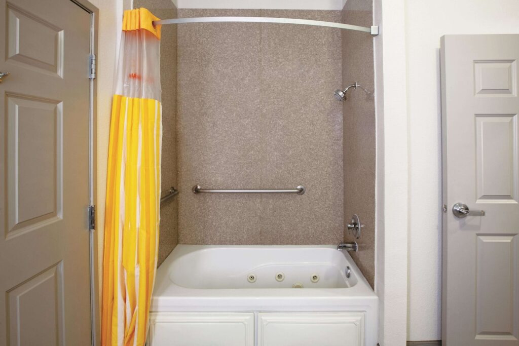 La Quinta Inn & Suites by Wyndham Mansfield TX - Image 1