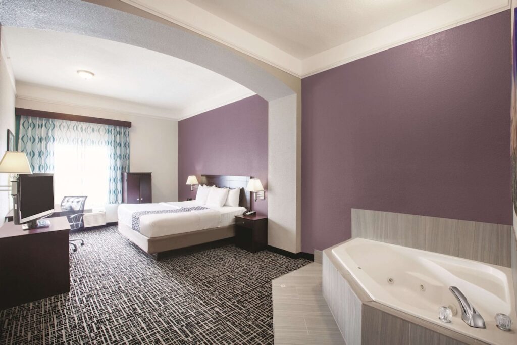 La Quinta Inn & Suites by Wyndham Mansfield TX - Image 4