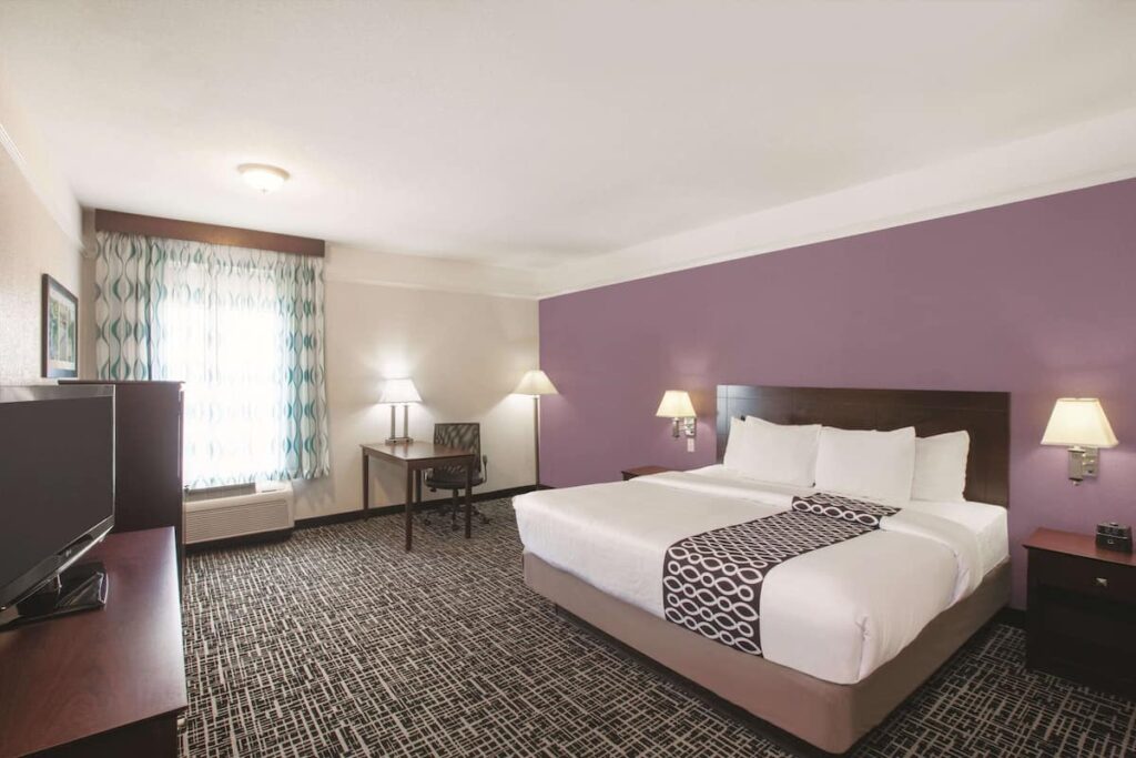 La Quinta Inn & Suites by Wyndham Mansfield TX - Image 3