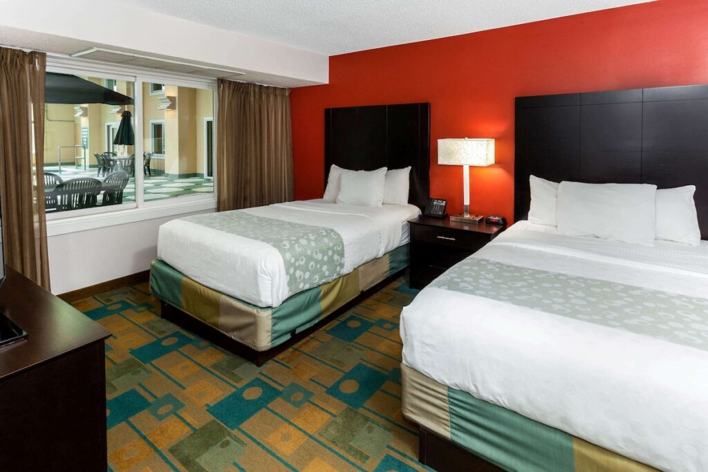 La Quinta Inn & Suites by Wyndham Milwaukee Bayshore Area - Image 3