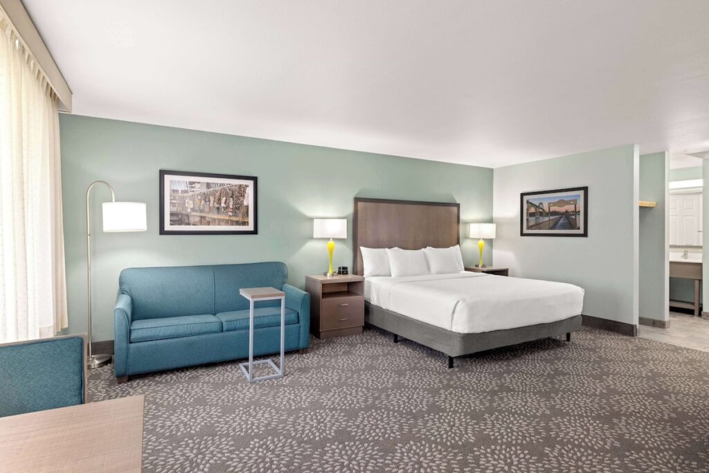 La Quinta Inn & Suites by Wyndham Newport - Image 3