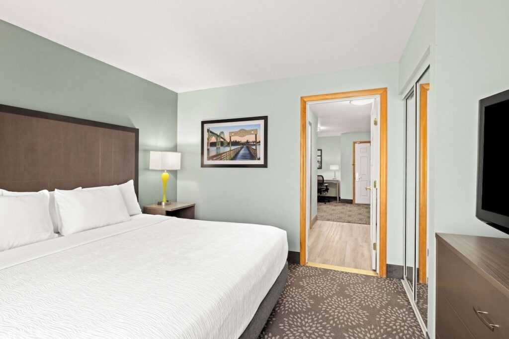 La Quinta Inn & Suites by Wyndham Newport - Image 2